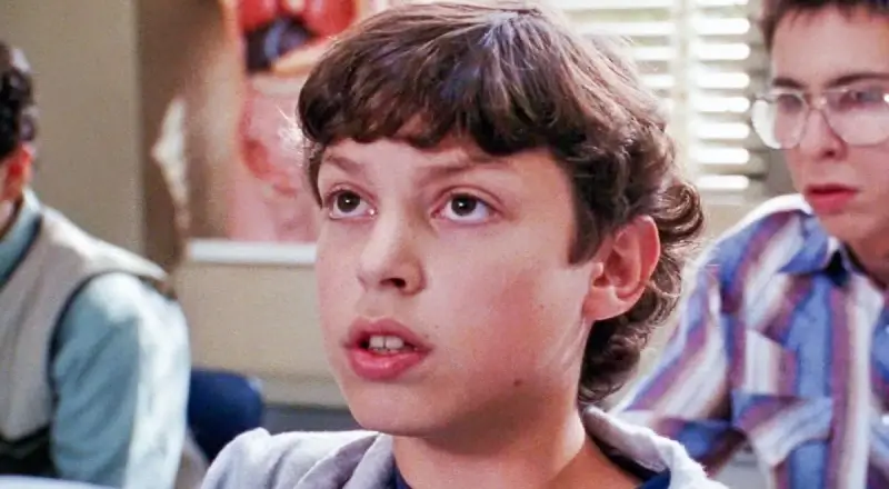 Freaks and Geeks Sam Weir ha la faccia infastidita