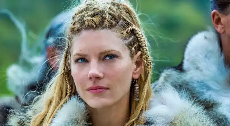 Lagertha~ strong viking shield maiden Vikings lagertha, Vikings, Viking shield maiden